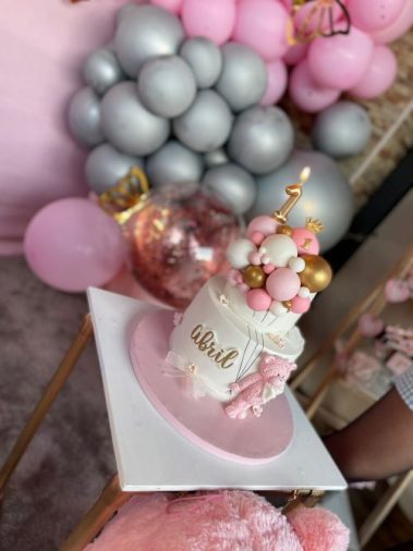 Cumpleaños osito tarta rosa globos