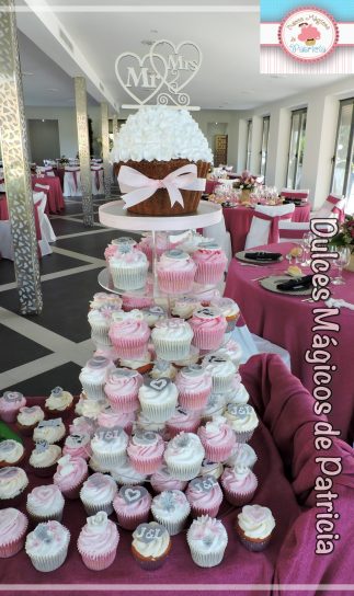 Torre cupcakes para una boda a juego con la tarta