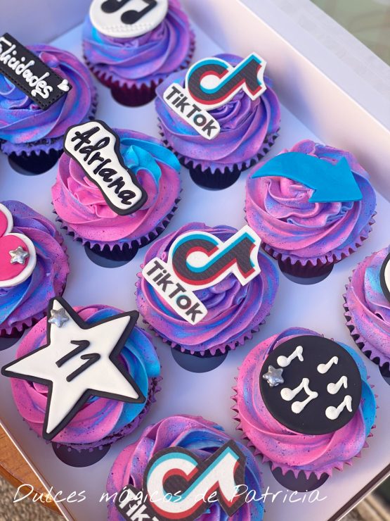 Cupcakes decorados temática tik tok