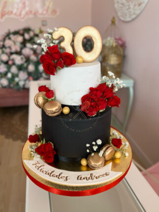 Tarta negro y blanco con rosas rojas y dorado