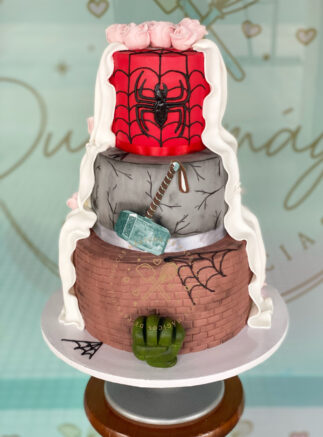 Tarta decorada boda clásica y superhéroes