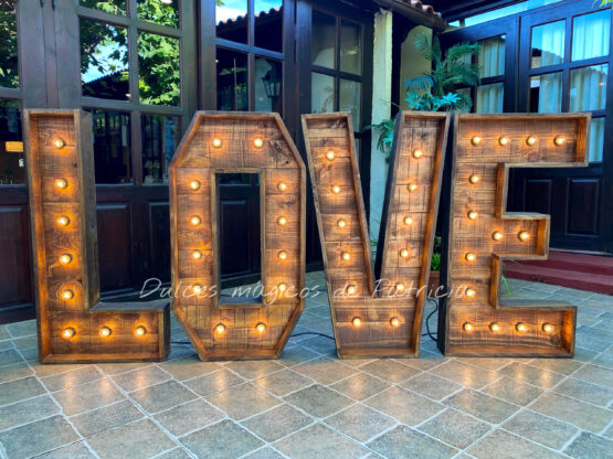 Alquiler letras love madera para bodas