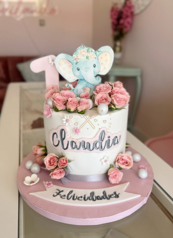 Tarta decorada infantil 1 añito elefante y rosas naturales