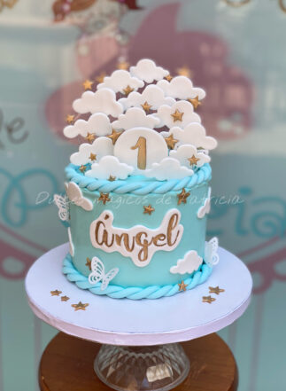 Tarta infantil azul con nubes