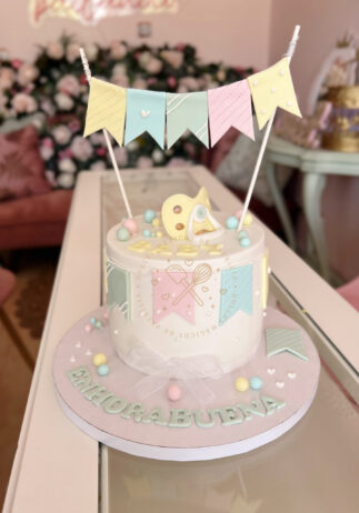 tarta decorada banderines