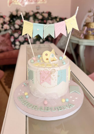 tarta decorada banderines