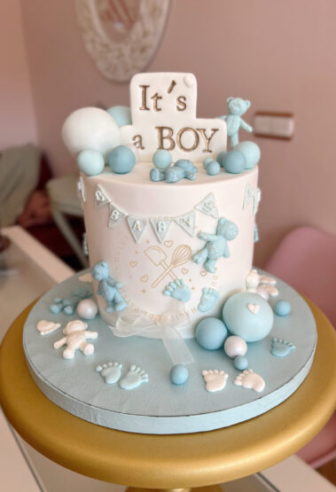 Tarta decorada infantil es un chico