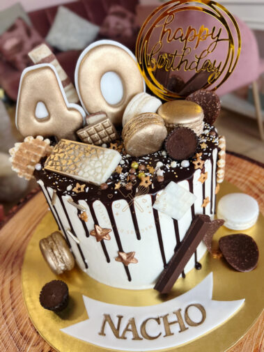 Drip cake chocolate y dorada