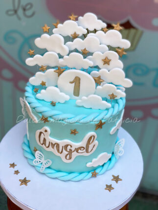 Tarta infantil azul con nubes