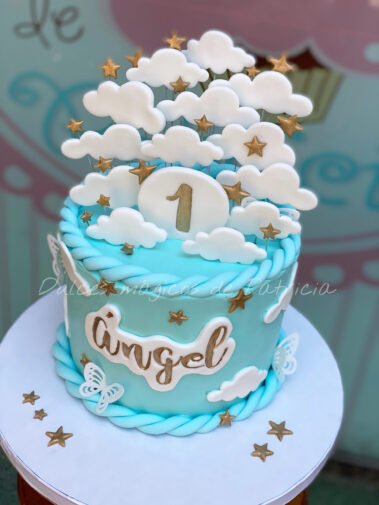 Tarta infantil azul con nubes