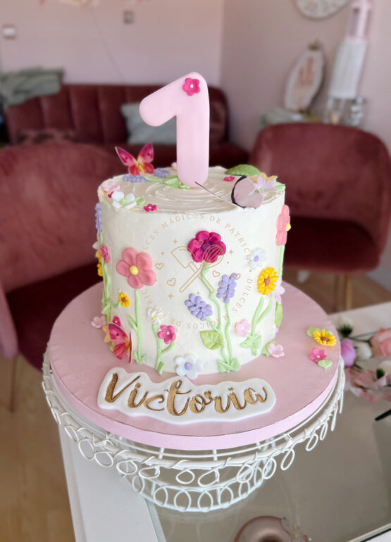 Tarta decorada infantil florecitas 1 año