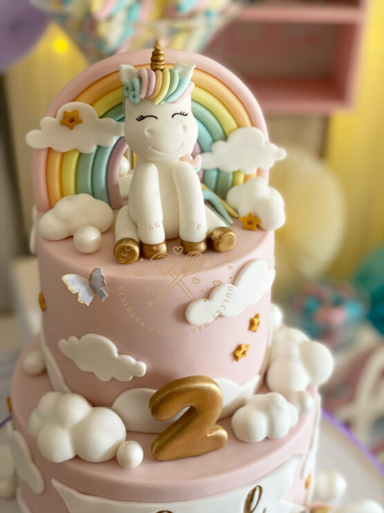 Tarta decorada infantil unicornios y arcoiris