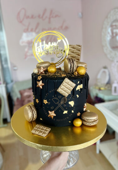 Tarta en tonos negro y dorado