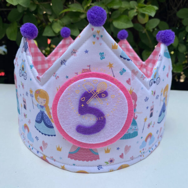 Corona de cumpleaños de tela echa a mano princesas