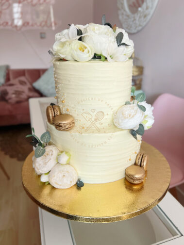 Tarta decorada crema y flores