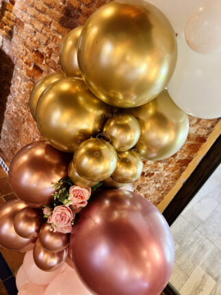 Decoración boda rincón de tarta con arco de globos