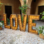 Letras LOVE en madera con luces