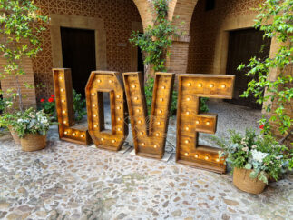 Letras LOVE en madera con luces