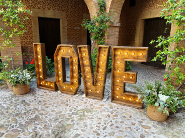 Letras LOVE en madera con luces