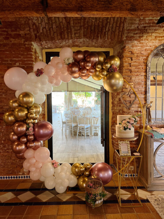 Decoración boda rincón de tarta con arco de globos