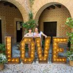 Letras LOVE en madera con luces