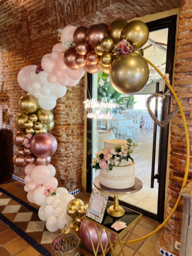 Decoración boda rincón de tarta con arco de globos