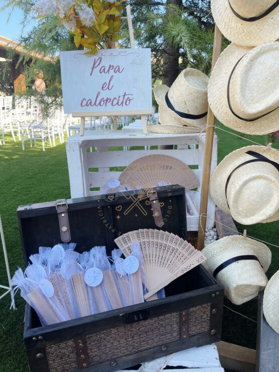 Decoración en bodas rincón de sombreros y abanicos
