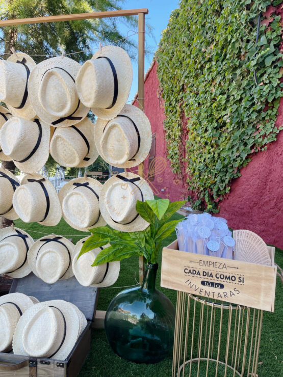 Decoración en bodas rincón de sombreros y abanicos