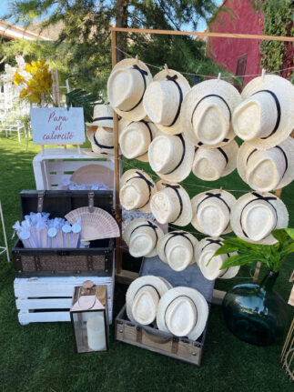 Decoración en bodas rincón de sombreros y abanicos