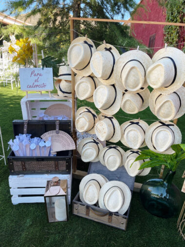 Decoración en bodas rincón de sombreros y abanicos