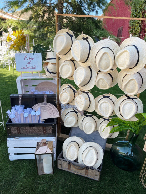 Decoración en bodas rincón de sombreros y abanicos
