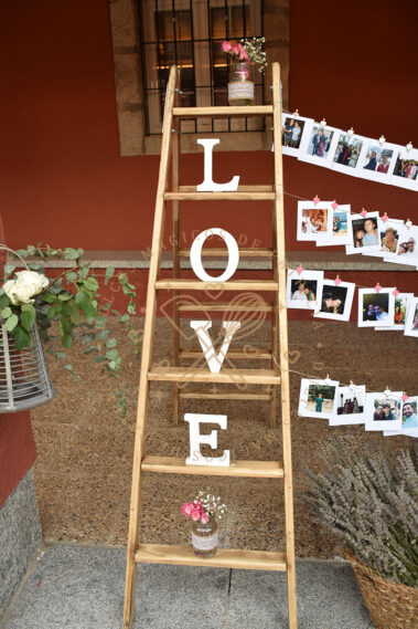 Detalle escalera con fotos de recuerdo