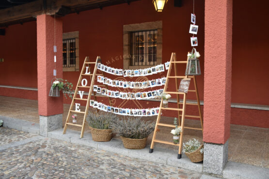 Escalera con fotos de recuerdo