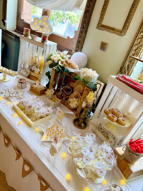 Mesa dulce bautizo en tonos amarillos