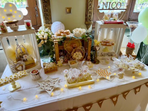 Mesa dulce bautizo en tonos amarillos