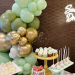 Mesa dulce y decoración de comunión tonos verdes y oro