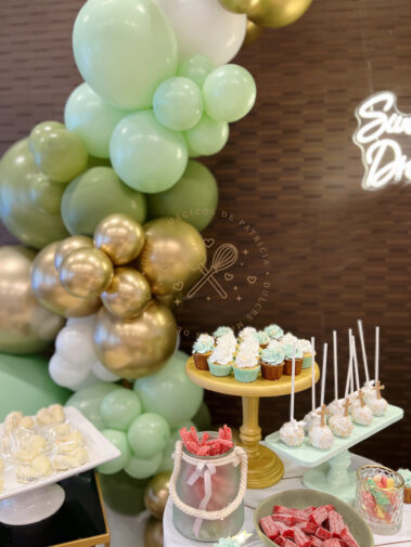 Mesa dulce y decoración de comunión tonos verdes y oro