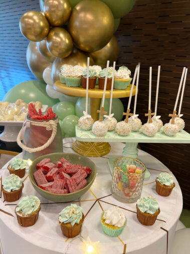 Mesa dulce y decoración de comunión tonos verdes y oro