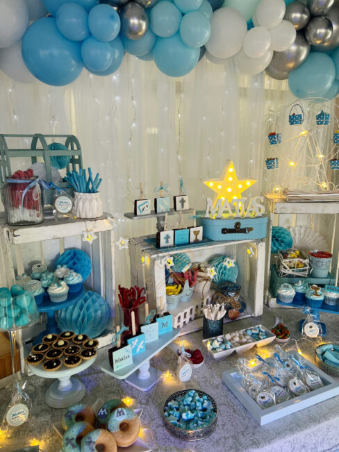 Mesa dulce comunión en tonos azules