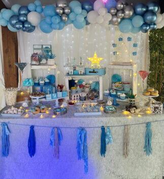 Mesa dulce comunión en tonos azules