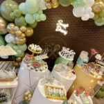 Mesa dulce y decoración de comunión tonos verdes y oro