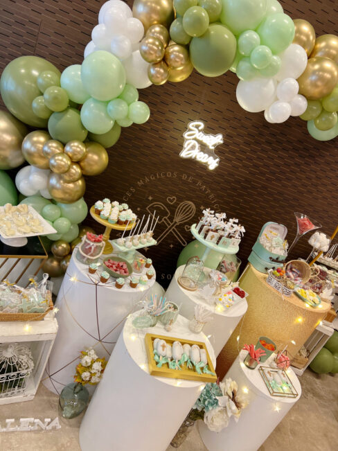 Mesa dulce y decoración de comunión tonos verdes y oro