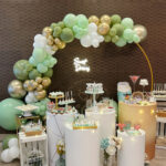 Mesa dulce y decoración de comunión tonos verdes y oro