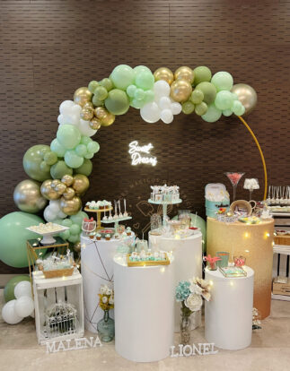 Mesa dulce y decoración de comunión tonos verdes y oro