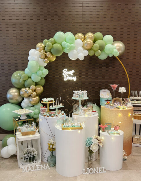 Mesa dulce y decoración de comunión tonos verdes y oro