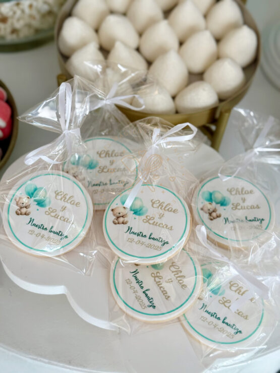 Mesa dulce y decoración con globos bautizo Madrid