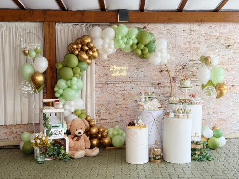 Mesa dulce y decoración con globos bautizo Madrid