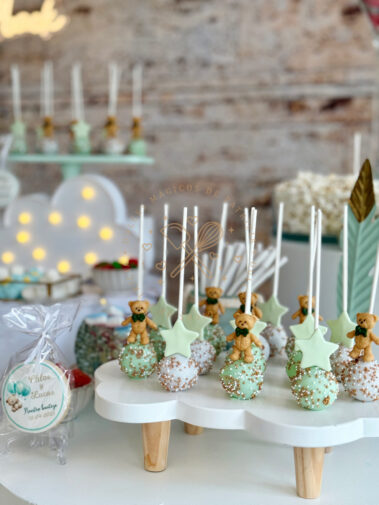 Mesa dulce y decoración con globos bautizo Madrid