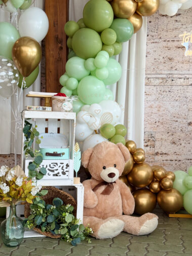 Mesa dulce y decoración con globos bautizo Madrid